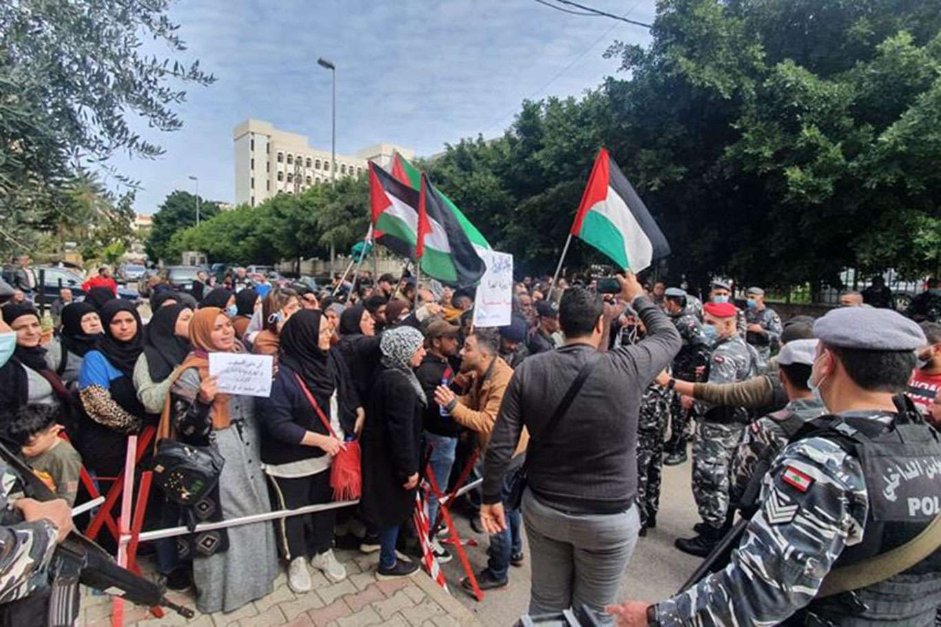 Hamas lauds return of UNRWA aid for Palestinian refugees from Syria Hamas lauds return of UNRWA aid for Palestinian refugees from Syria